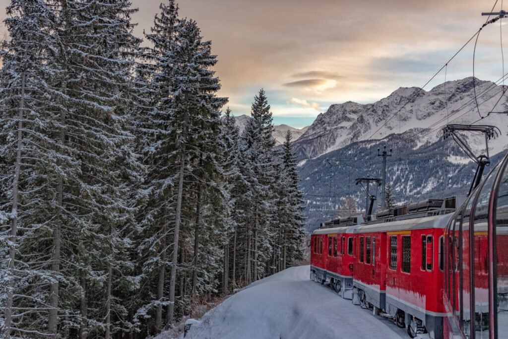 Train rouge dans les Alpes Suisses - les meilleures stations de ski accessibles en train