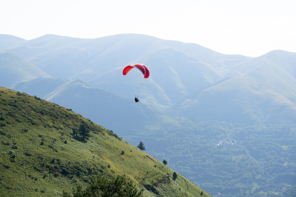 Que faire à Saint-Lary Soulan en hiver ? Parapente au col d'Azet, Hautes-Pyrénées