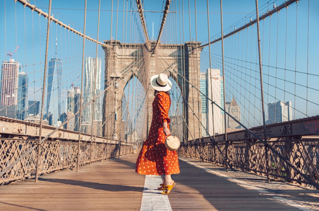 Touriste sur le Brooklyn Bridge, New York