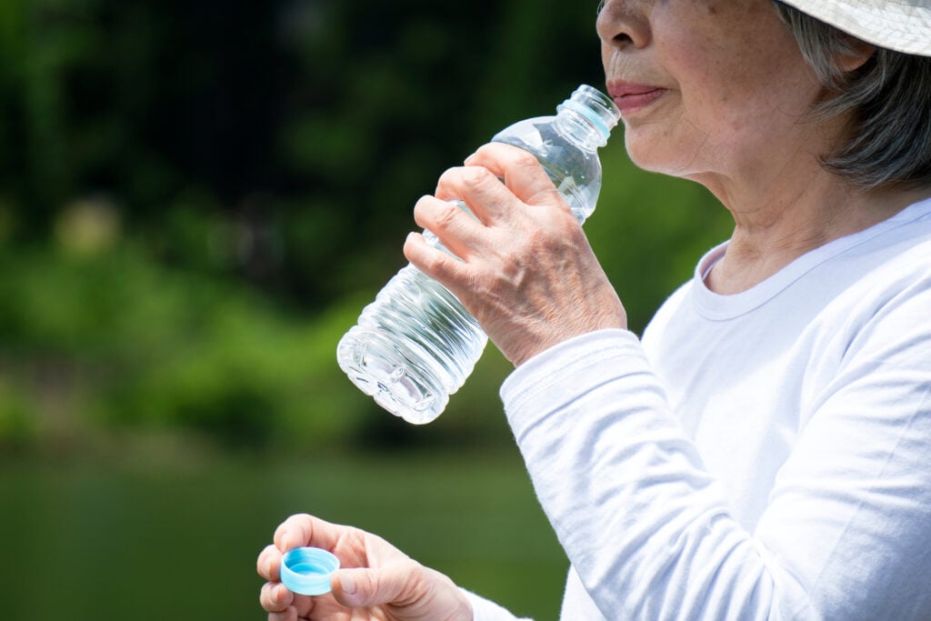 Personne buvant de l'eau