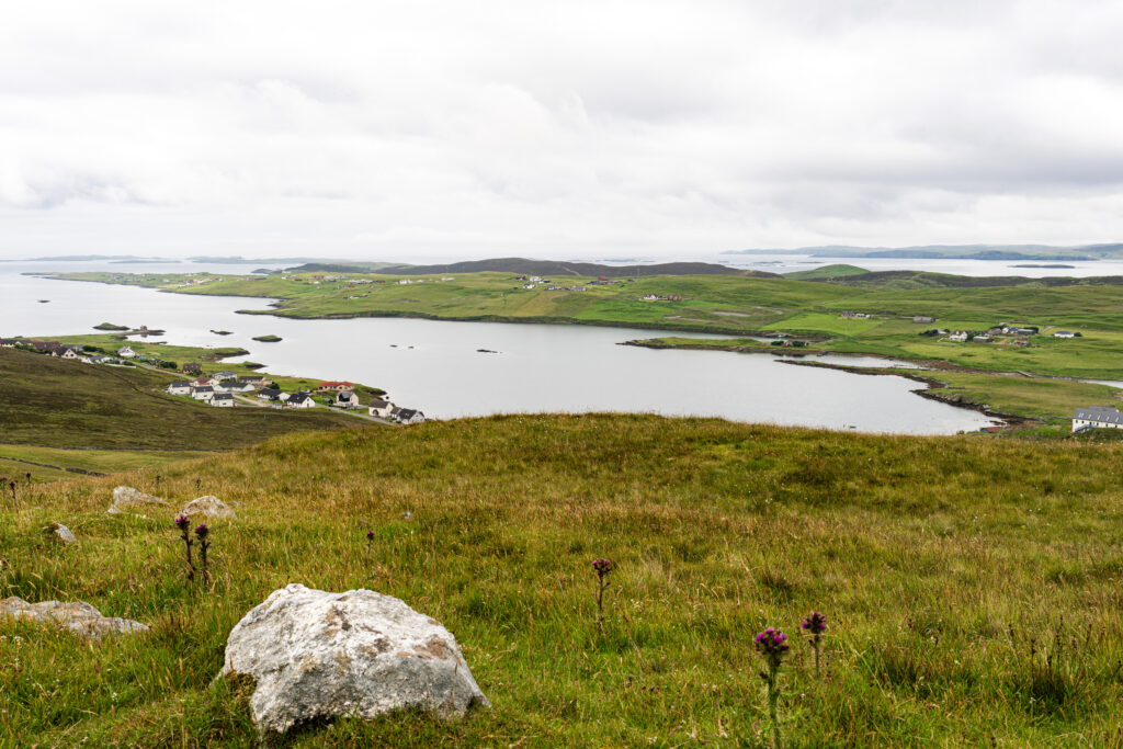 Paysage sur l'archipel des Shetland, une des plus belles îles à visiter en Écosse