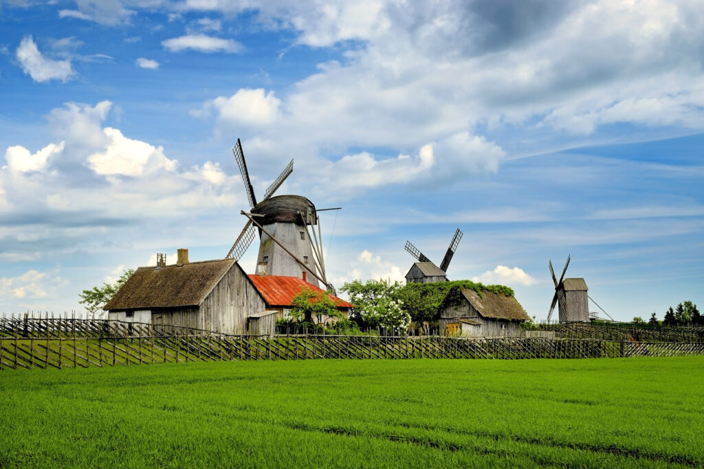 Moulins sur l'île de Saaremaa, la plus grande d'Estonie