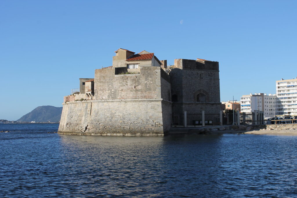 Une vue sur le Fort Saint-Louis à Toulon