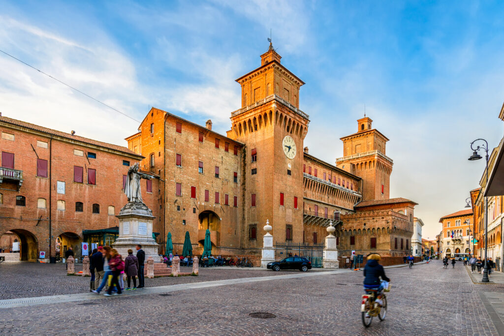 Place Savonarola, Ferrara 