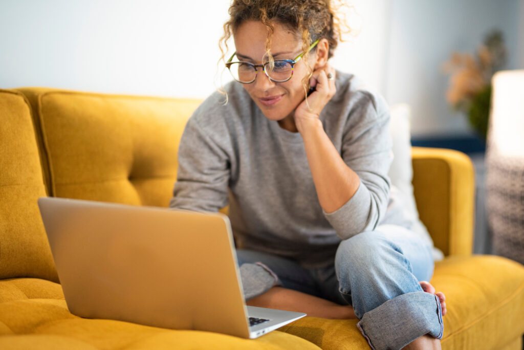 Jeune femme sur son ordinateur