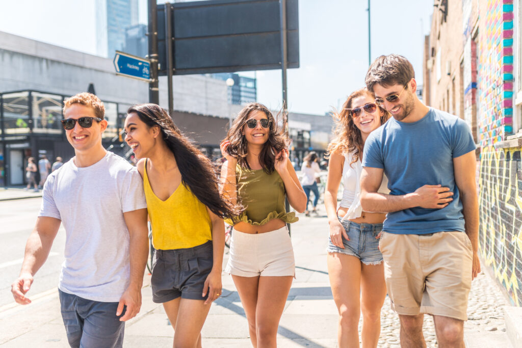 Groupe d'amis à Londres