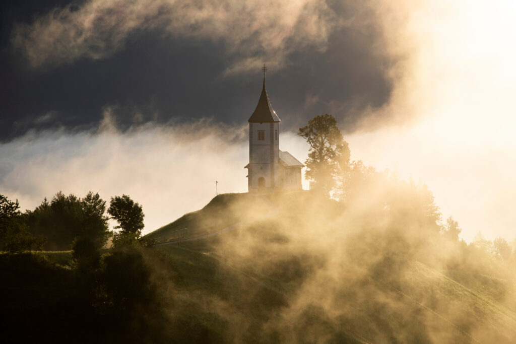 Vue sur l’église de Jamnik