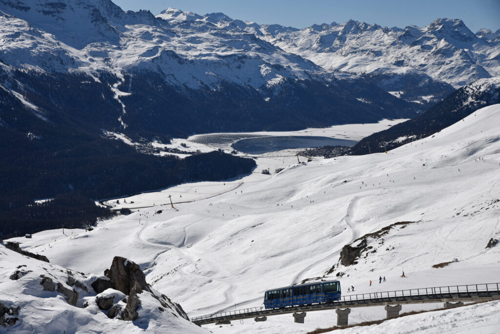 Tram à crémaillère dans la vallée de Saint-Moritz. Suisse