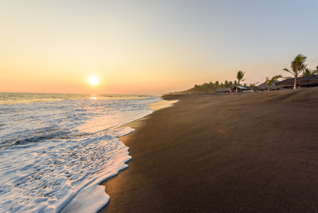 Plage de sable noir de Monterrico