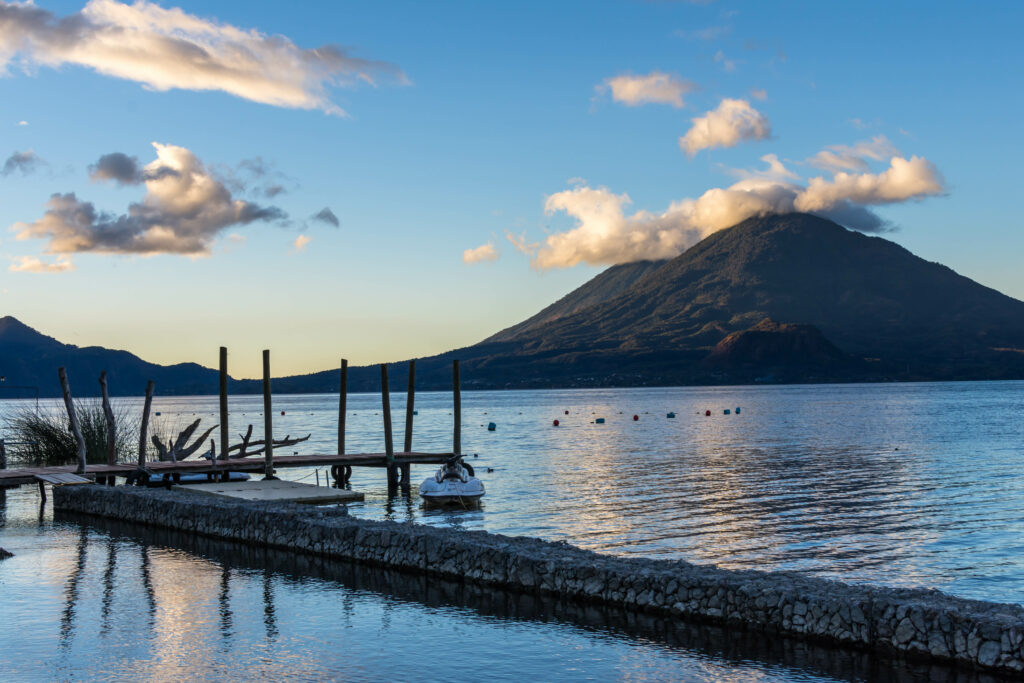 Vue matinale du lac Atitlán