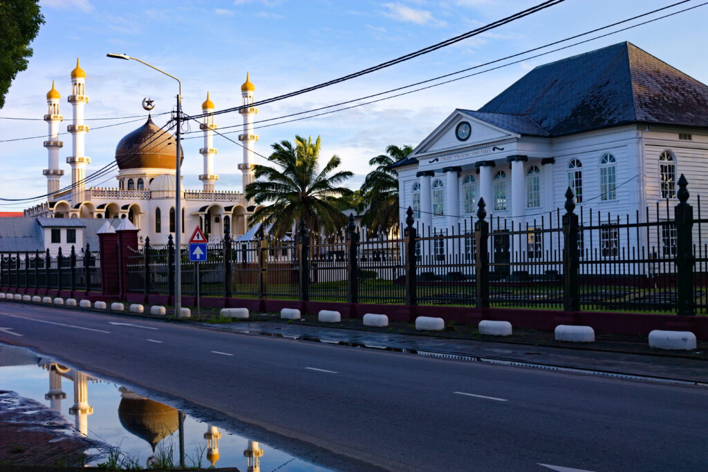 Mosquée Lahore Ahmadiyya et Synagogue Neve Shalom à Paramaribo 