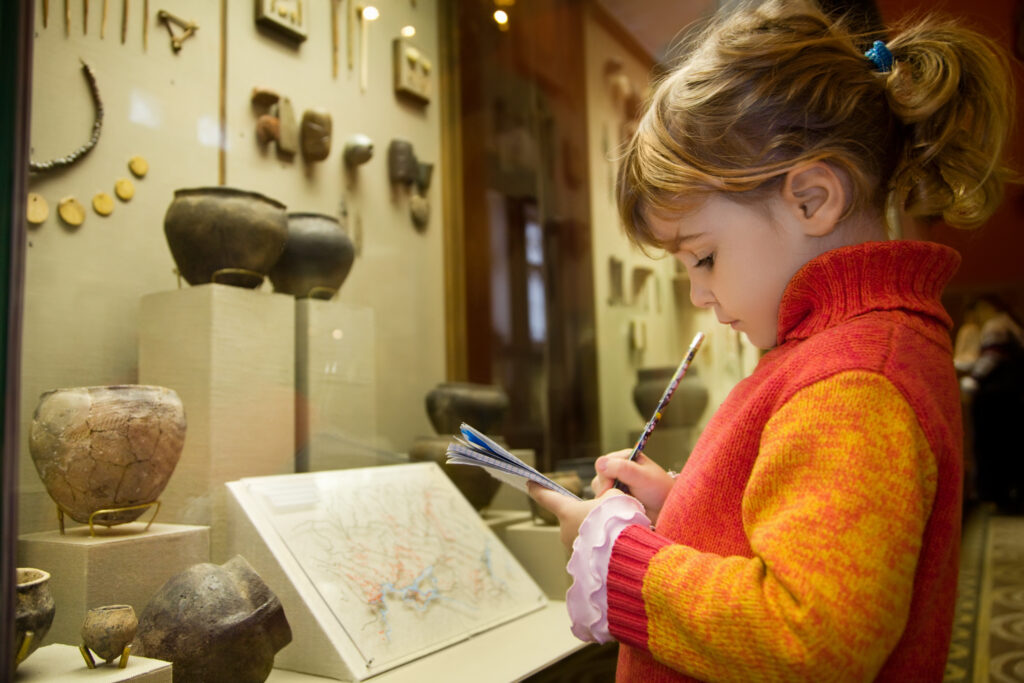 Petite fille au musée