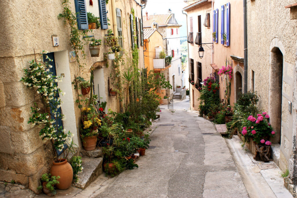 Ruelle du village de La Cadière-D'Azur, un des plus beaux villages du Var