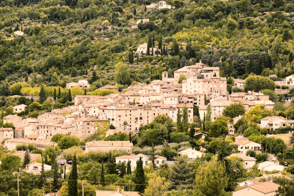 Seillans et ses maisons accrochée