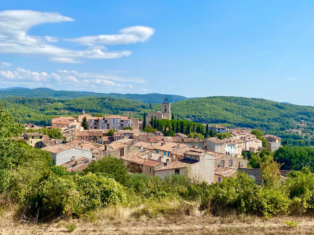 Tourtour, surnommé le "village dans le ciel de Provence" et un des plus beaux villages du Var