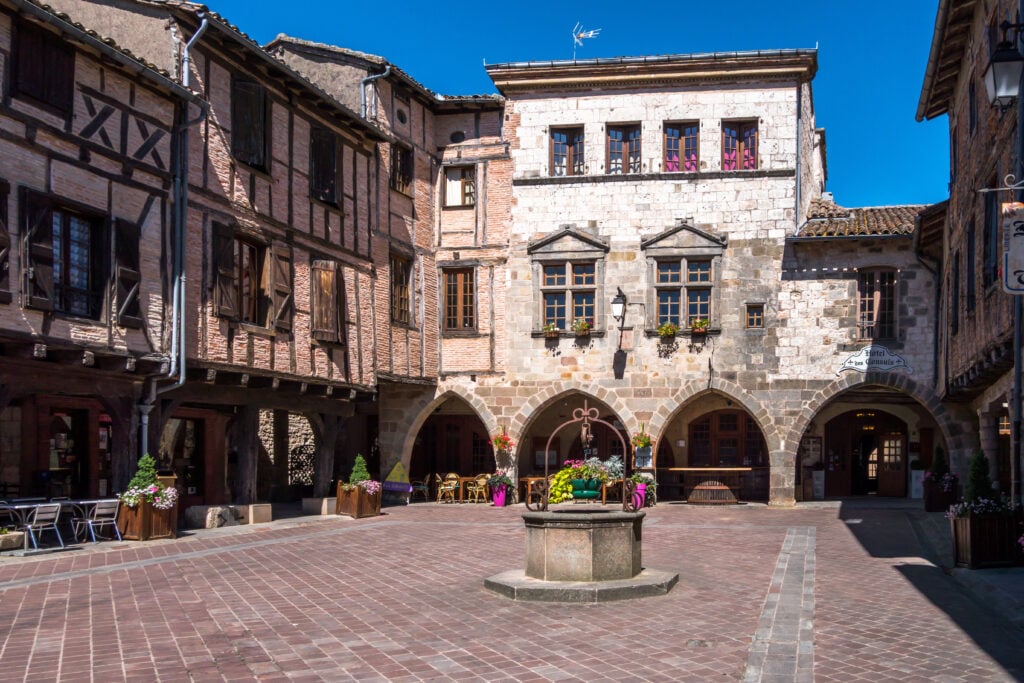 Place du village de Castelnau-de-Montmiral, un des plus beaux villages du Tarn 