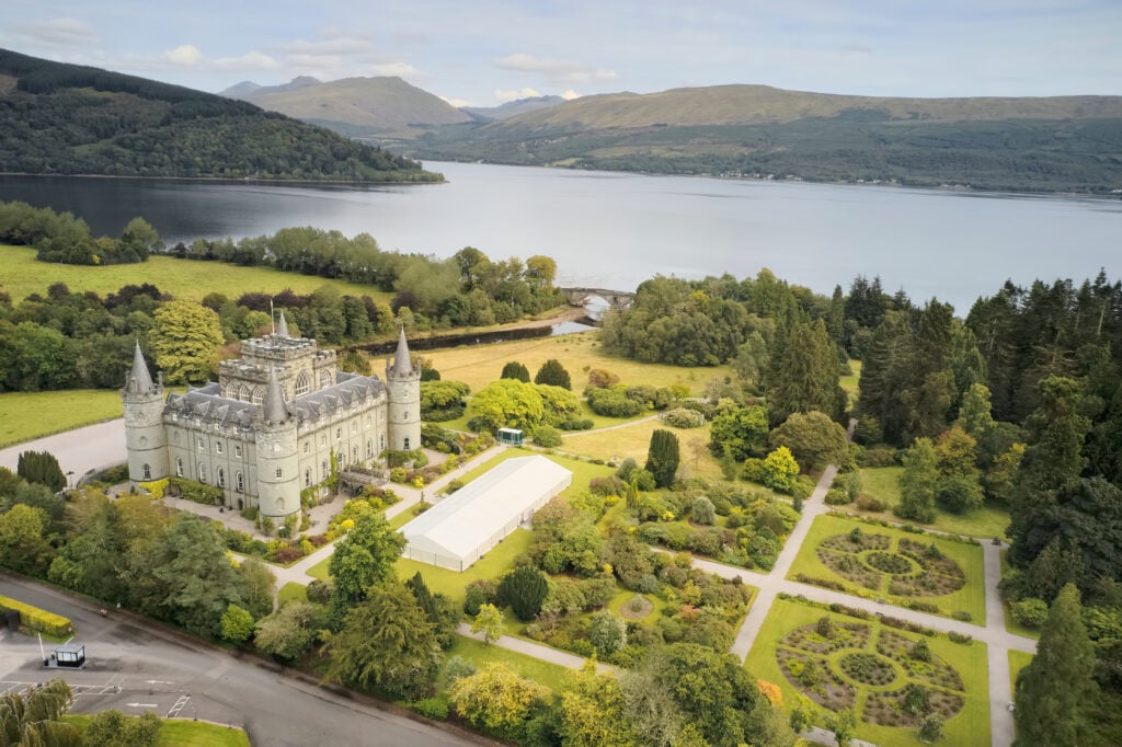 Vue sur le château néogothique d'Inveraray, un des plus beaux villages d'Écosse