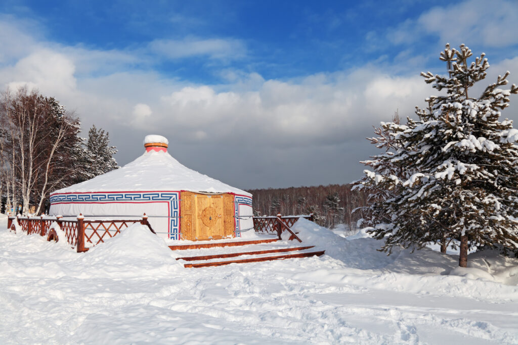 Yourte sous la neige 