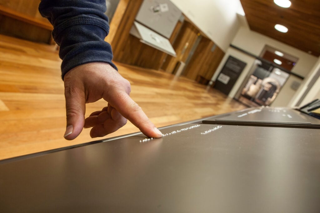 Écriture braille au musée - Musées Tourisme & Handicap Paris