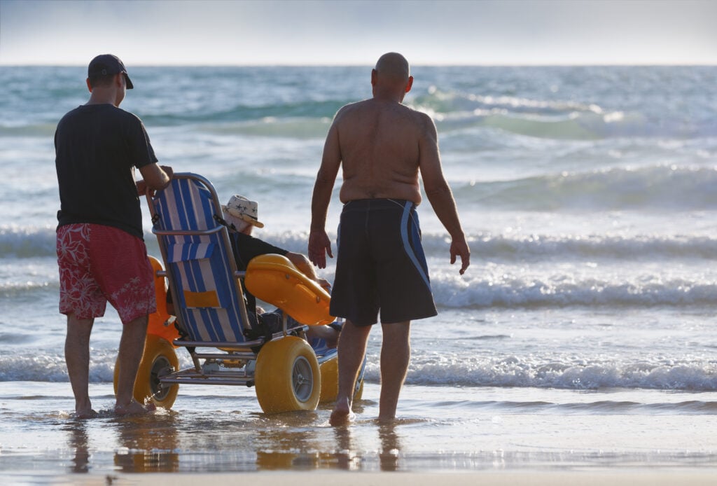 Famille utilisant un tiralo - plages accessibles PMR Normandie