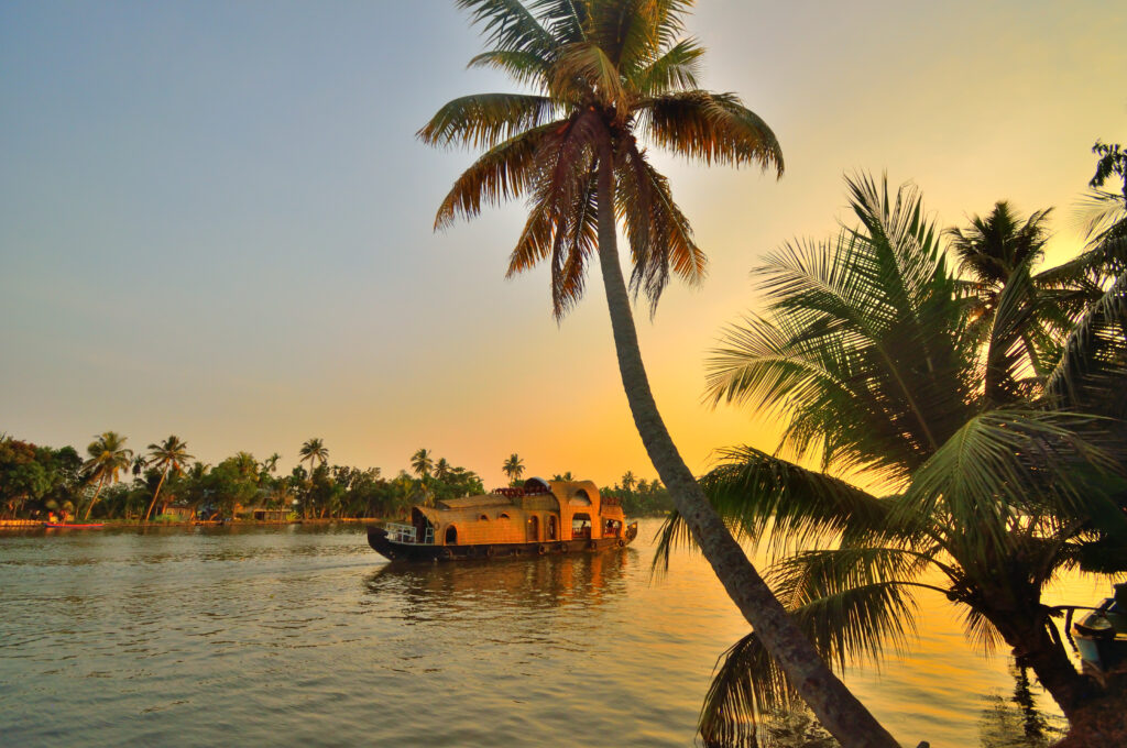 Backwaters au coucher de soleil dans le Kerala