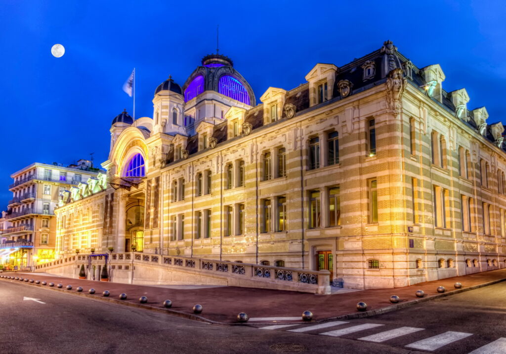 Le Palais Lumière, un incontournable à Évian-les-Bains 