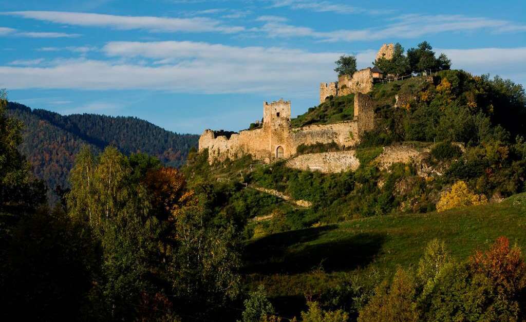 Vue sur le château de Lordat