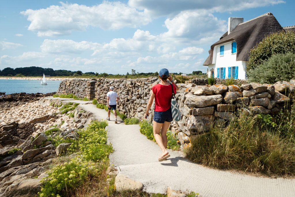 Sentier Côtier en Bretagne avec des randonneurs à La Trinité-sur-Mer 