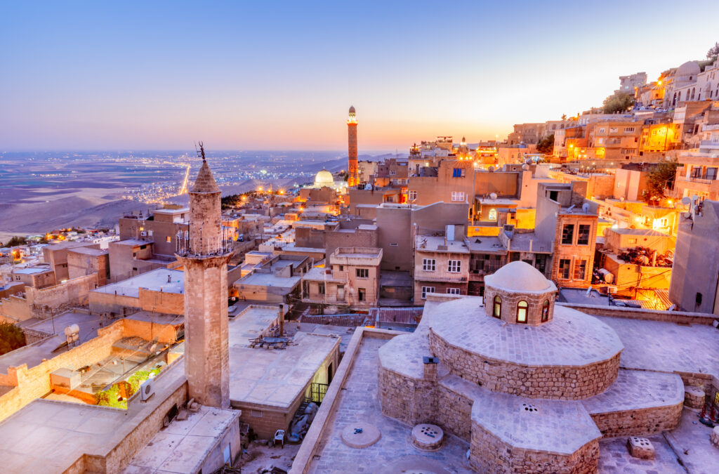 Vue sur Mardin au lever du soleil