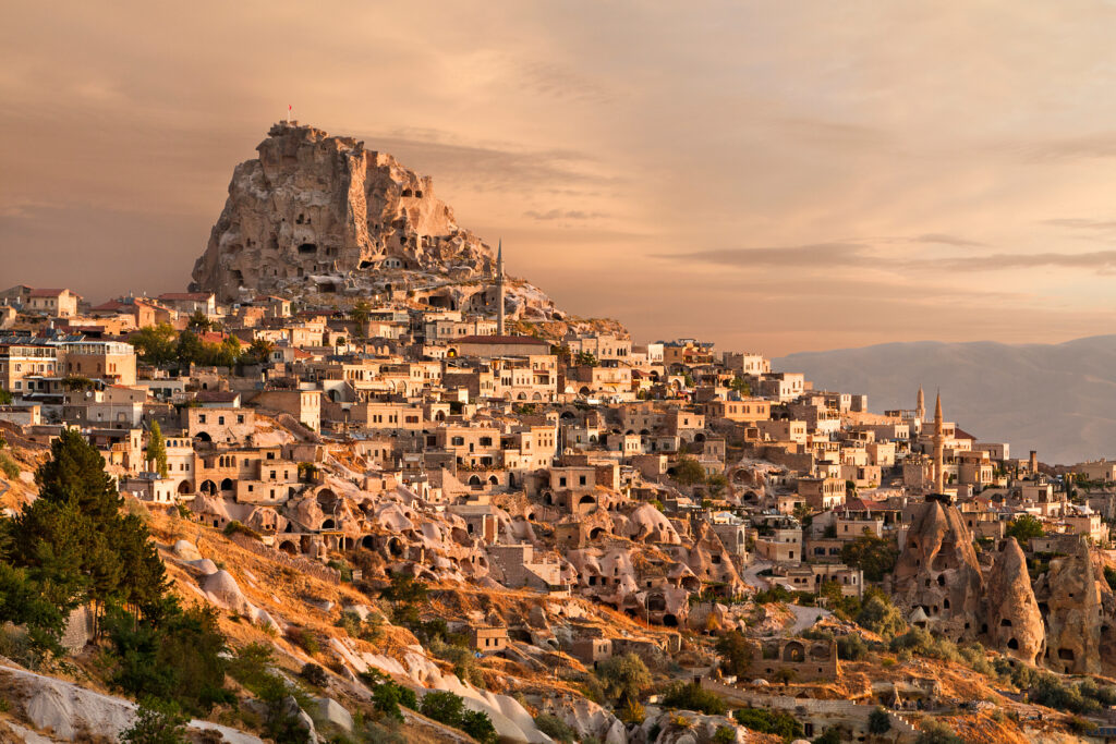 Vue sur Ortahisar au coucher du soleil