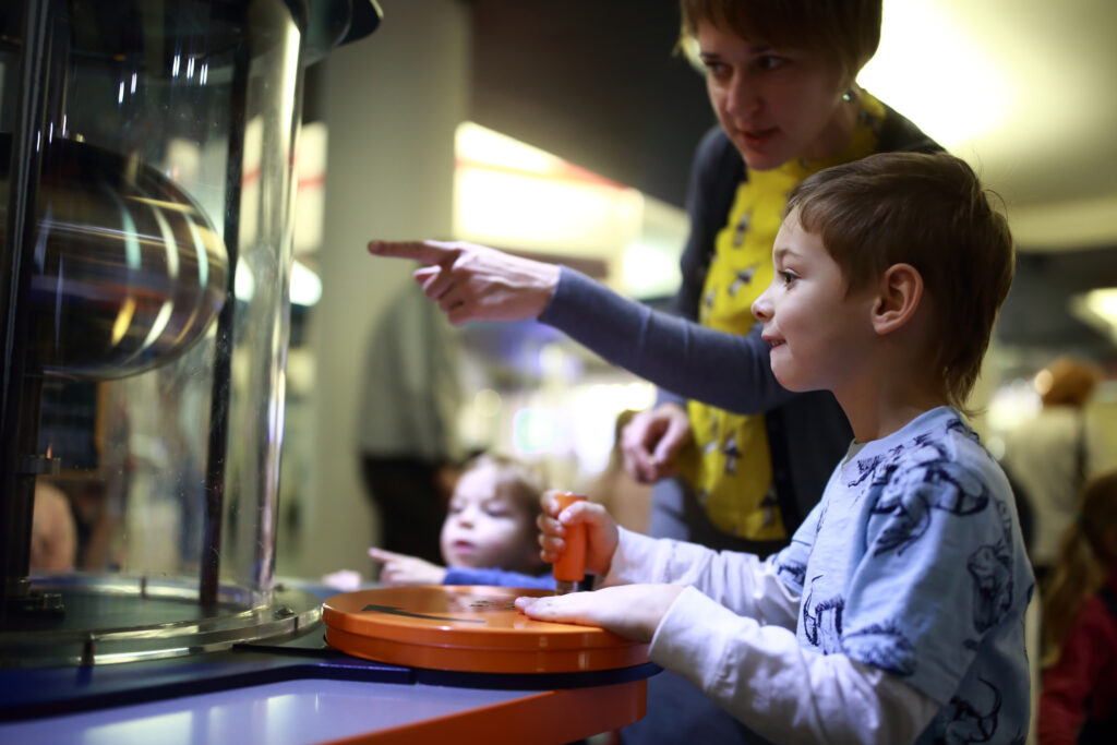 Enfant dans un musée 