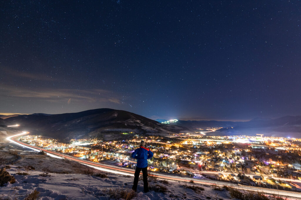 Vue sur la montagne de nuit