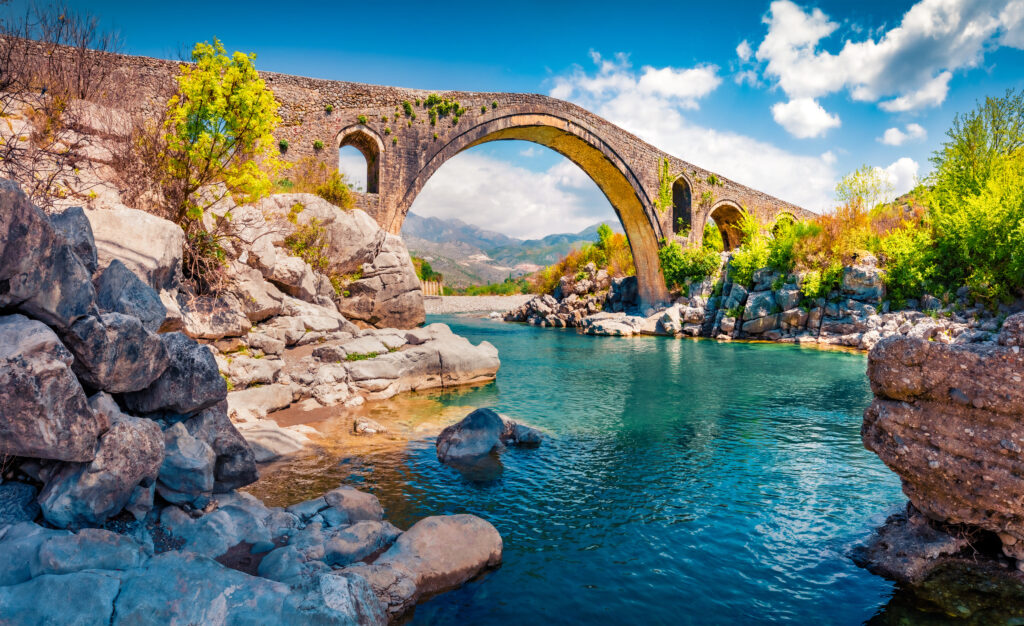 Old Mes Bridge en Albanie 