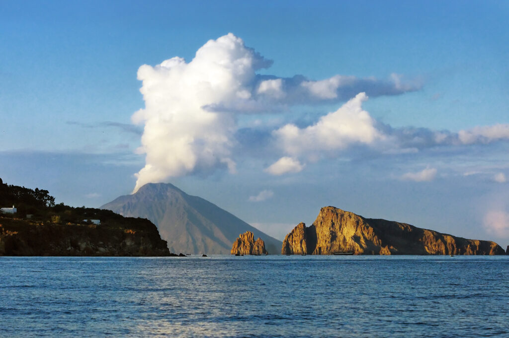 Où partir pour voir des volcans en éruption ? Le Stromboli