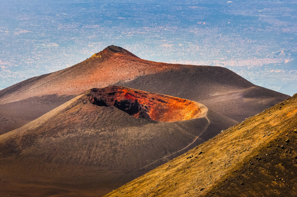 Où partir pour voir des volcans en éruption ? Cratère de l'Etna en Sicile