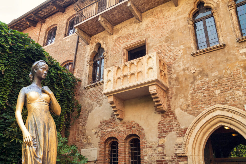 Le mythique balcon de Roméo et Juliette à Vérone © Kavalenkava - Adobe Stock