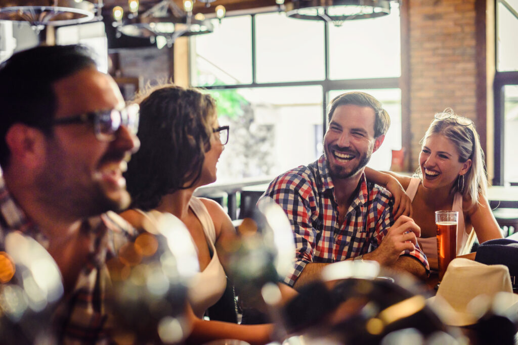 Groupe d'amis dans un bar