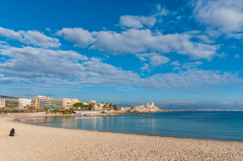 Vue sur Antibes depuis la plage de la Salis