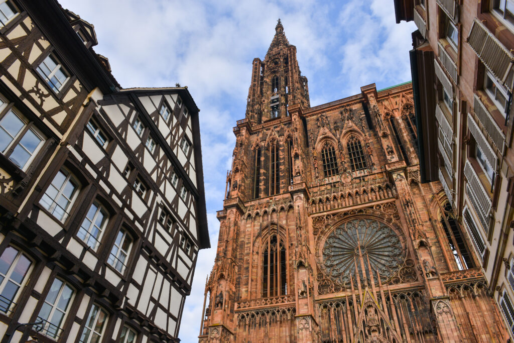 Pied de la cathédrale Notre-Dame de Strasbourg