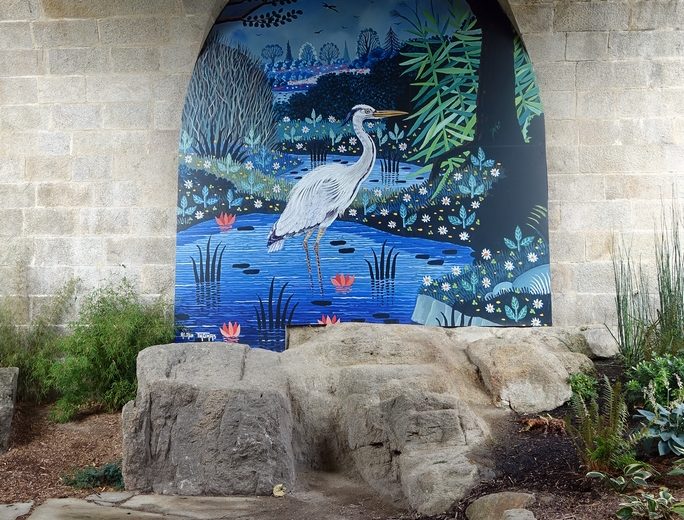 Le héron de l'artiste Alain Thomas sous le Viaduc