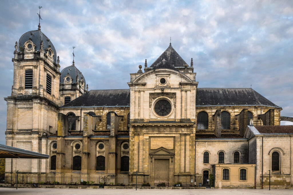 Visiter la cathédrale de Dax