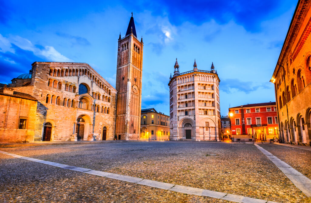 Vue sur Parme et son Duomo de nuit