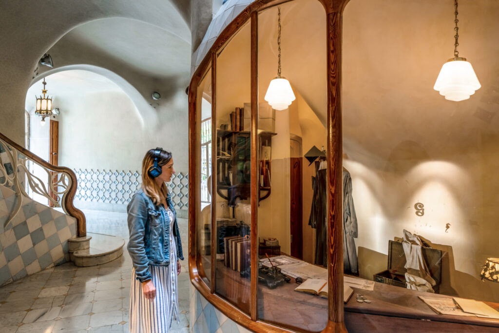 Femme visitant la Casa Batllo