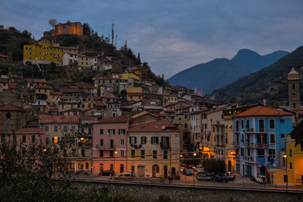 Vue sur Badalucco de nuit