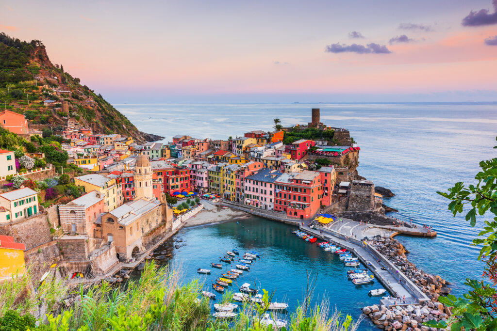 Vernazza, avec son port  et ses maisons accrochées à la colline