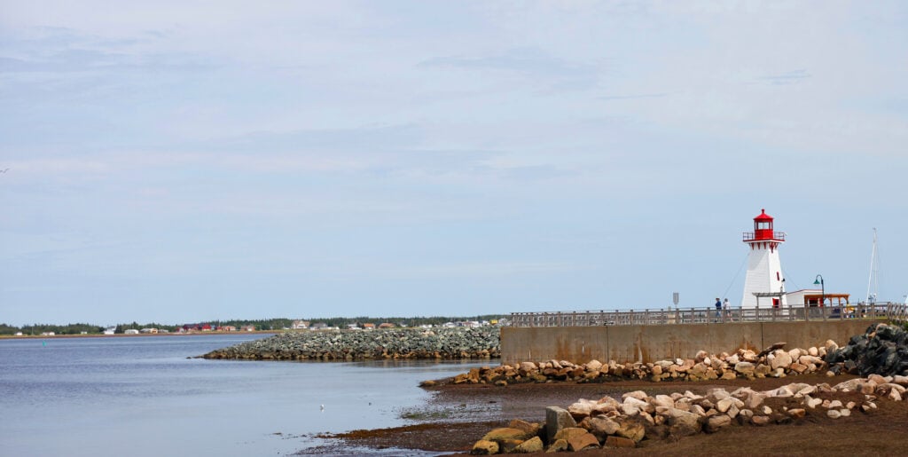 Phare de Shippagan face à l'Île Micsou