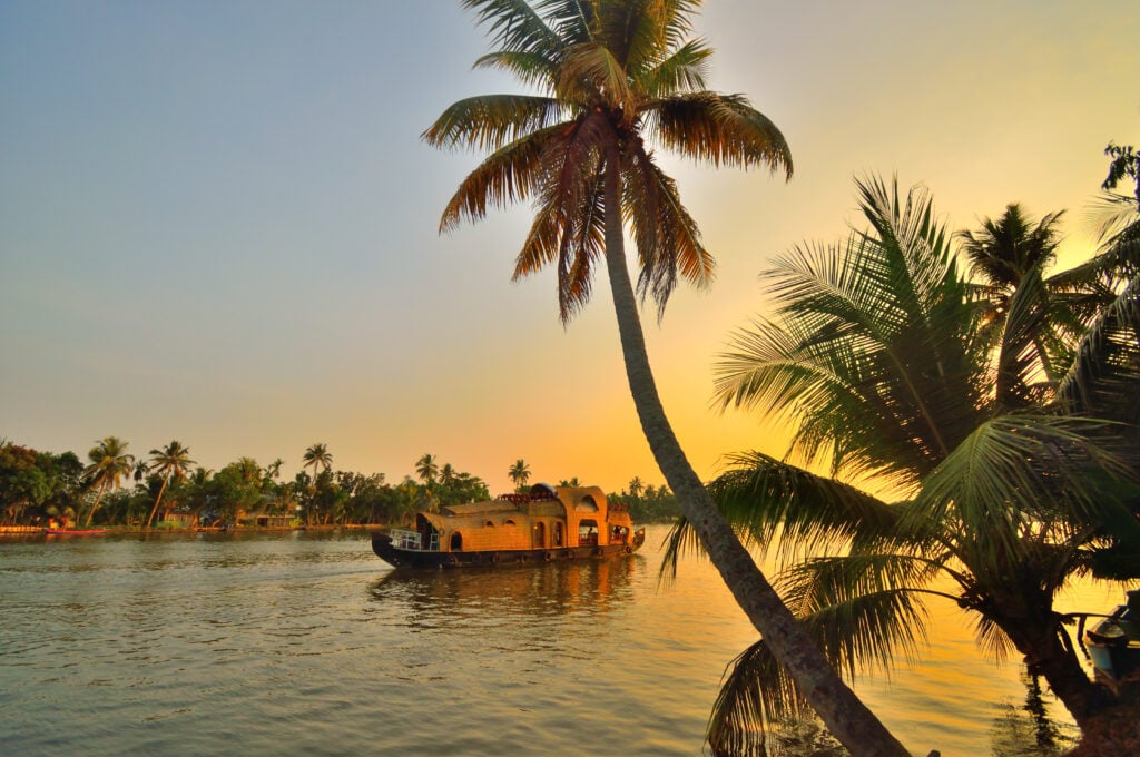 Backwaters au coucher de soleil dans le Kerala