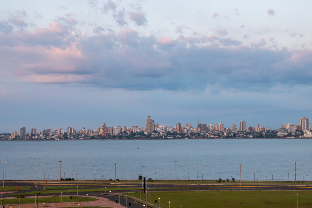 Vue sur Posadas depuis Encarnacion 