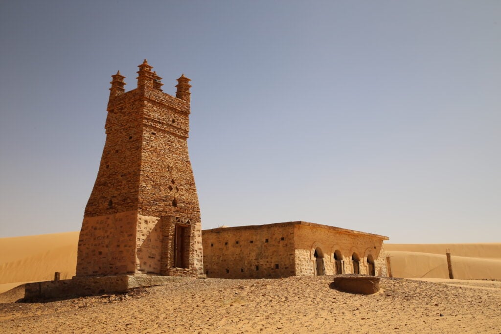 Mosquée dans le désert proche de Chinguetti (Mauritanie)