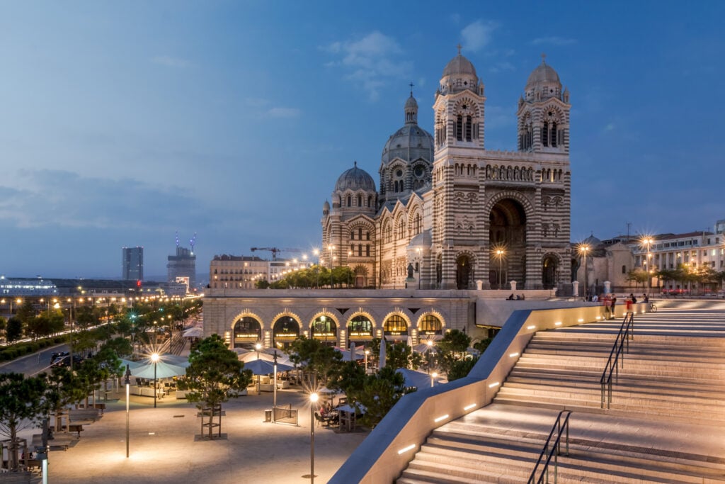 Vue sur la cathédrale de la Major à Marseille - hébergements insolites à tester à Marseille